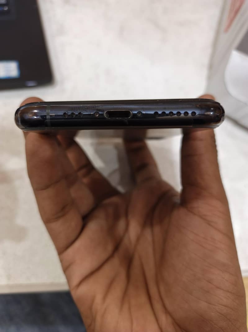 Apple iPhone 11 Pro 4
