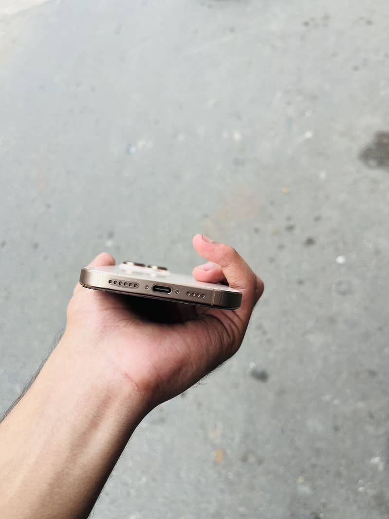 Apple iPhone 16 Pro Max 1