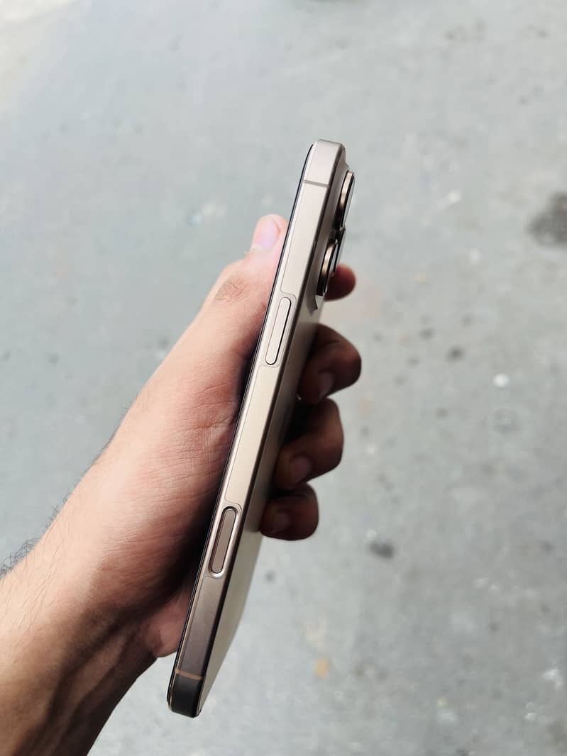 Apple iPhone 16 Pro Max 2