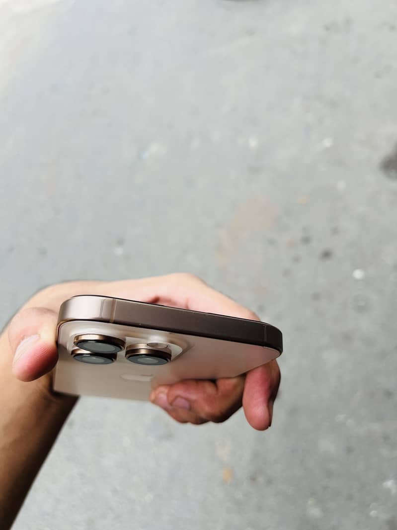 Apple iPhone 16 Pro Max 4