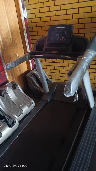 LIFE FITNESS Treadmill