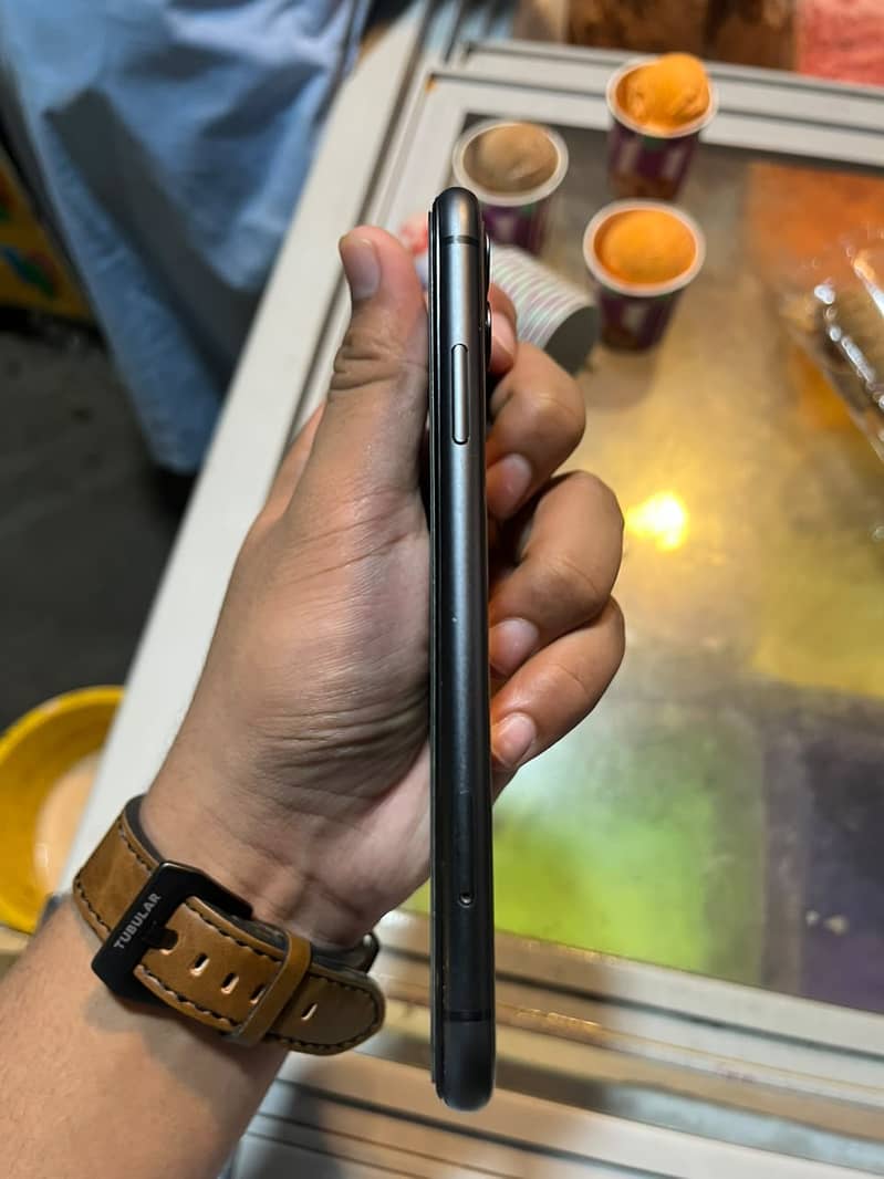 Apple iPhone 11 4