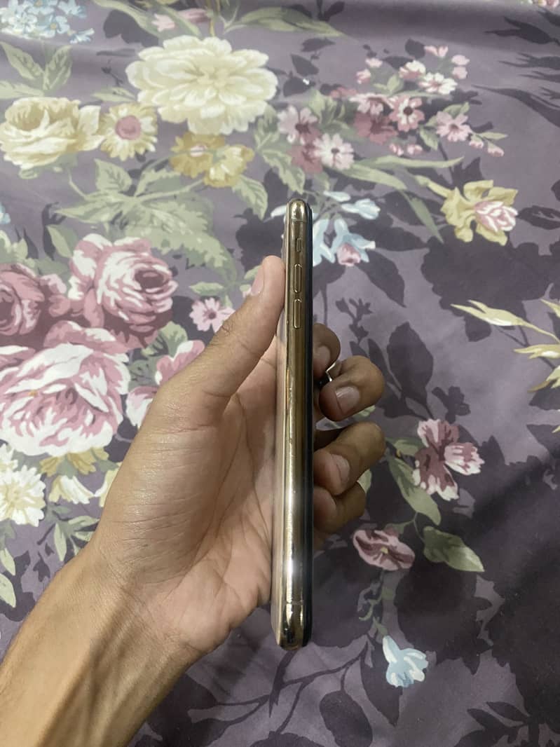 Apple iPhone 11 Pro Max 4