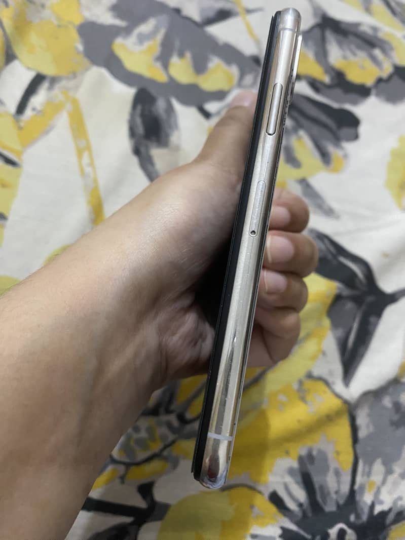 Apple iPhone X 4