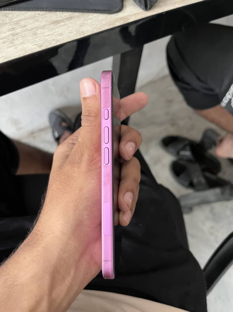 Apple iPhone 16 2