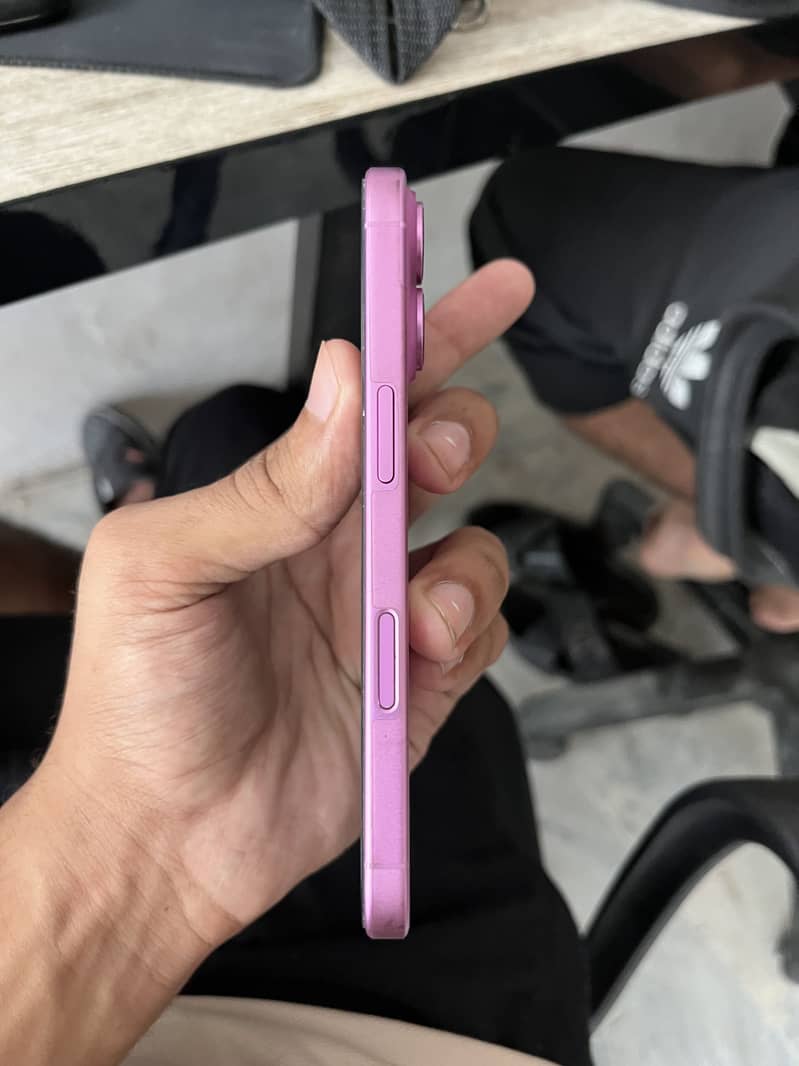 Apple iPhone 16 3