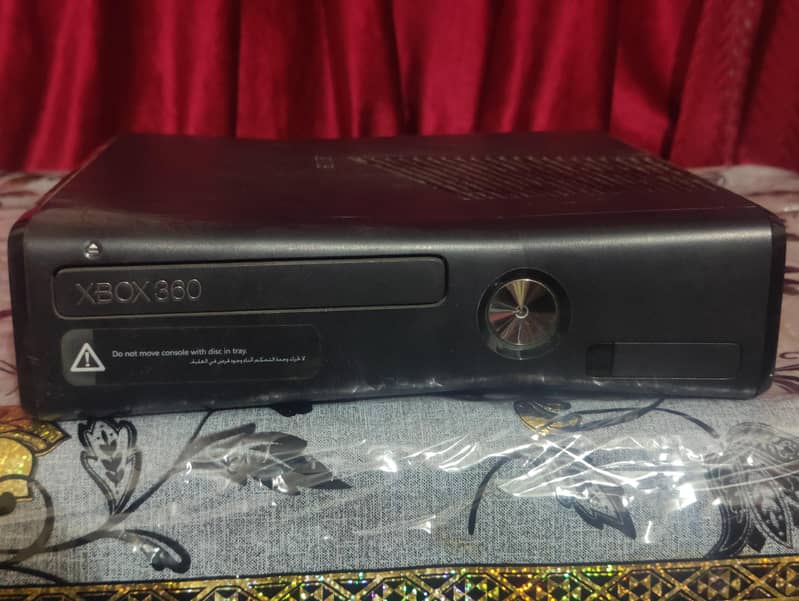 Xbox 360 slim with 2 wireless controllers 0