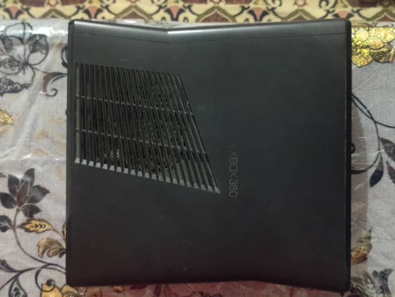 Xbox 360 slim with 2 wireless controllers 2