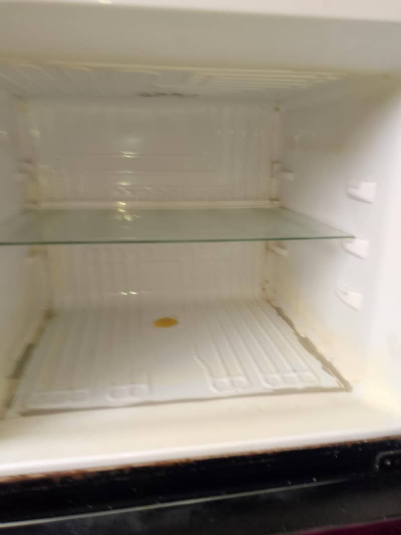 Dawlance medium size frigde 3
