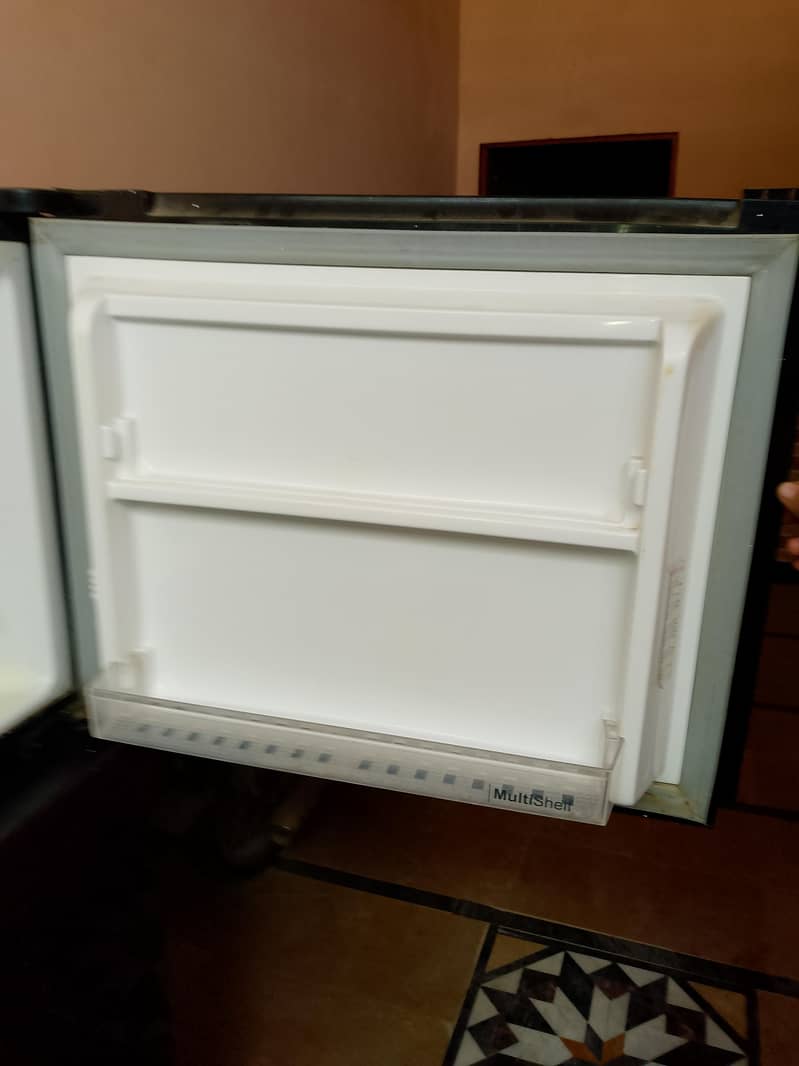 Dawlance medium size frigde 4