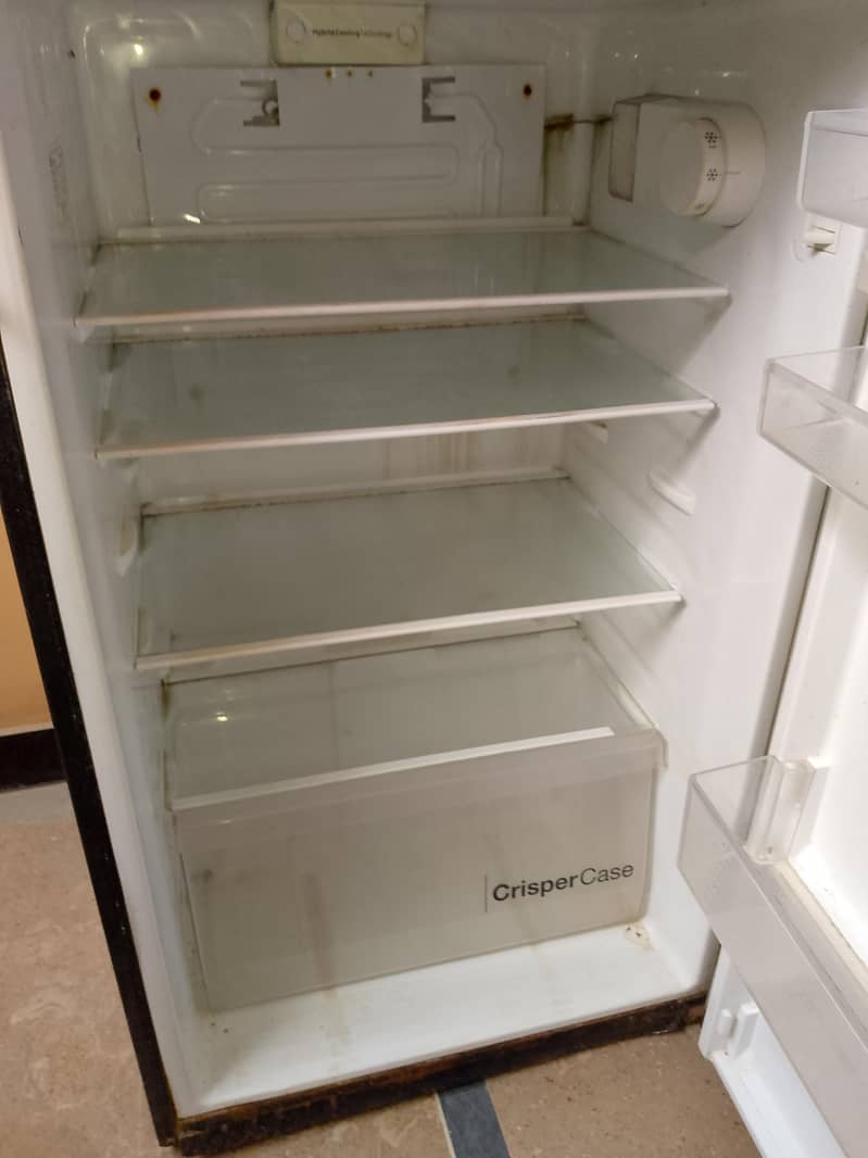 Dawlance medium size frigde 5