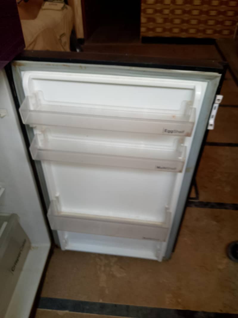 Dawlance medium size frigde 6
