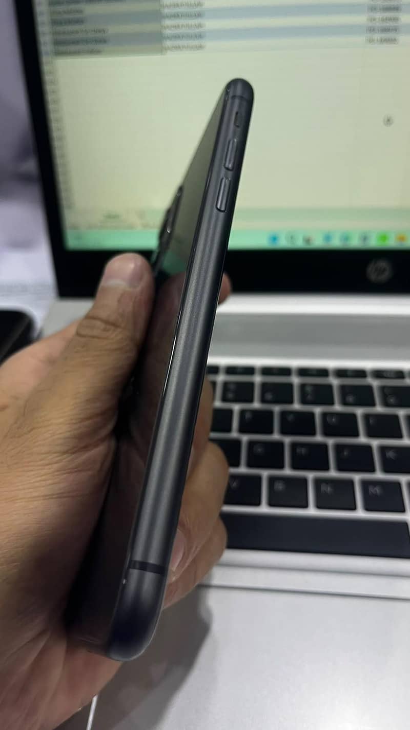 Apple iPhone 11 3