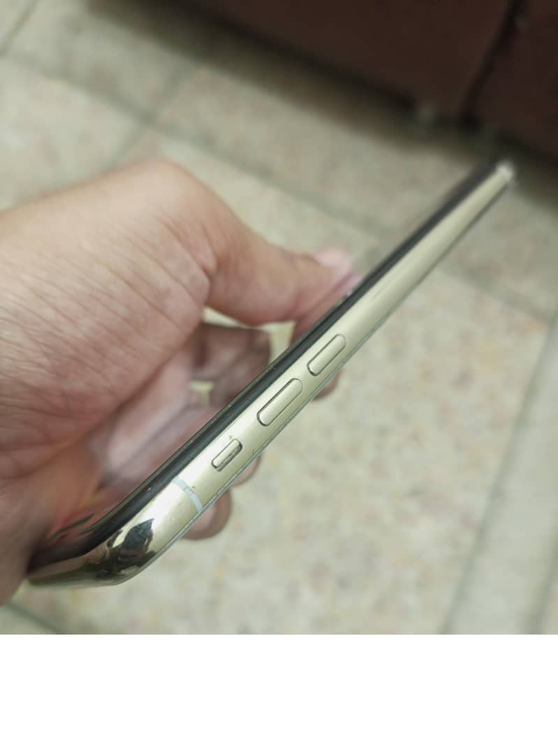 Apple iPhone X 4