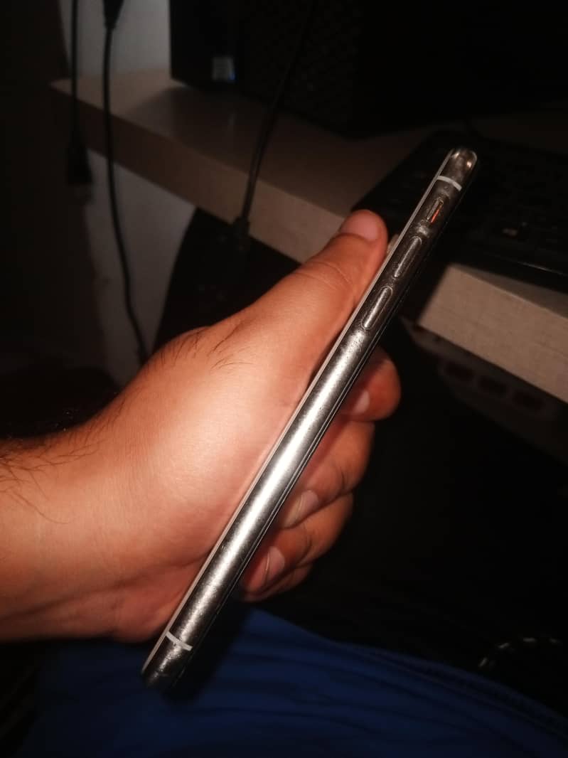 Apple iPhone X 4