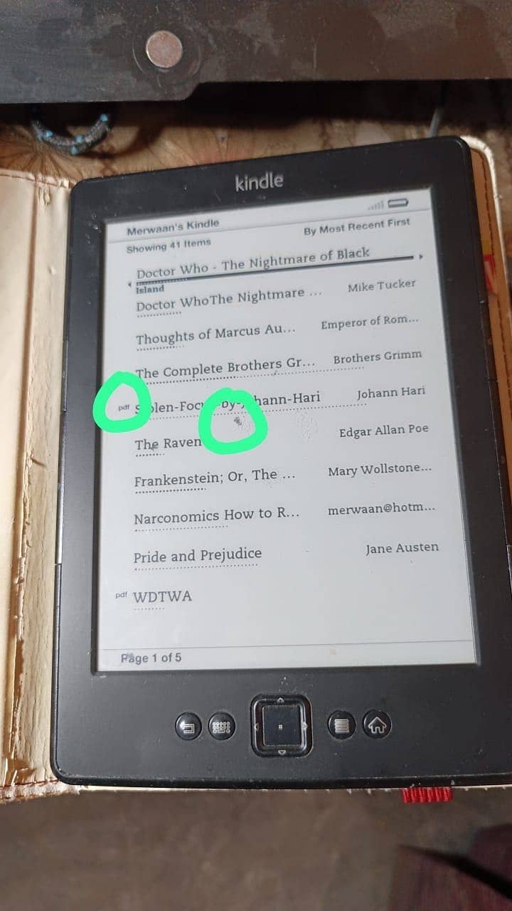 Kindle 4 second generation spots 0