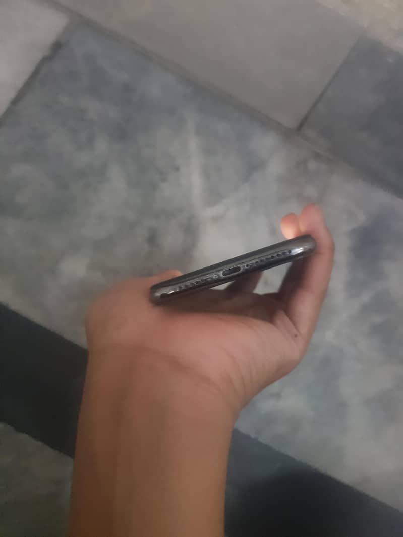 Apple iPhone X 4