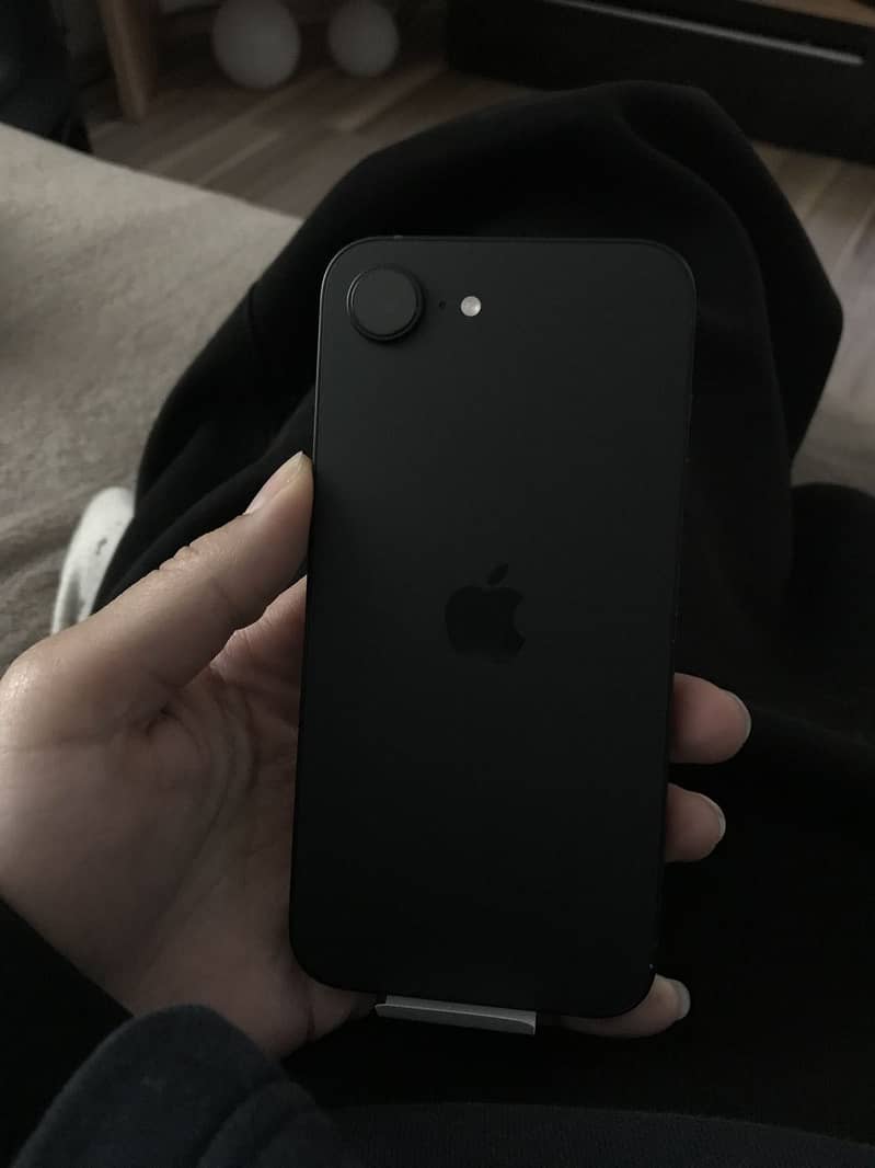 Apple iPhone 16e 0