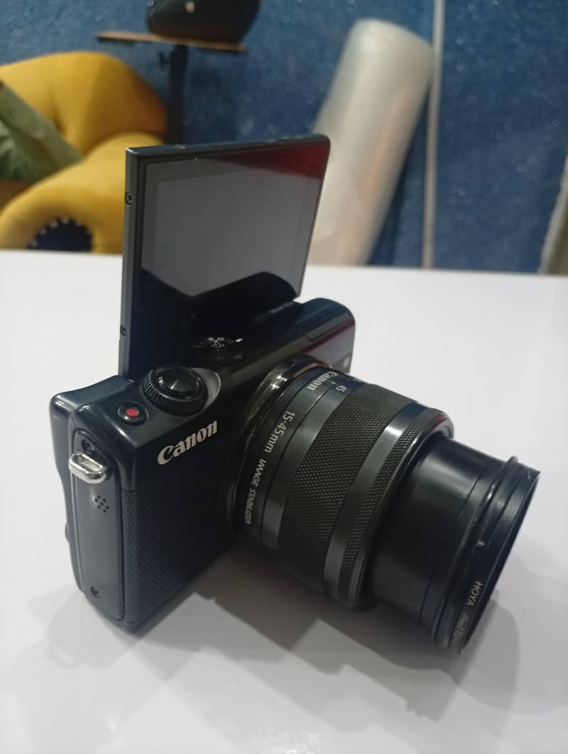 Canon M100 1