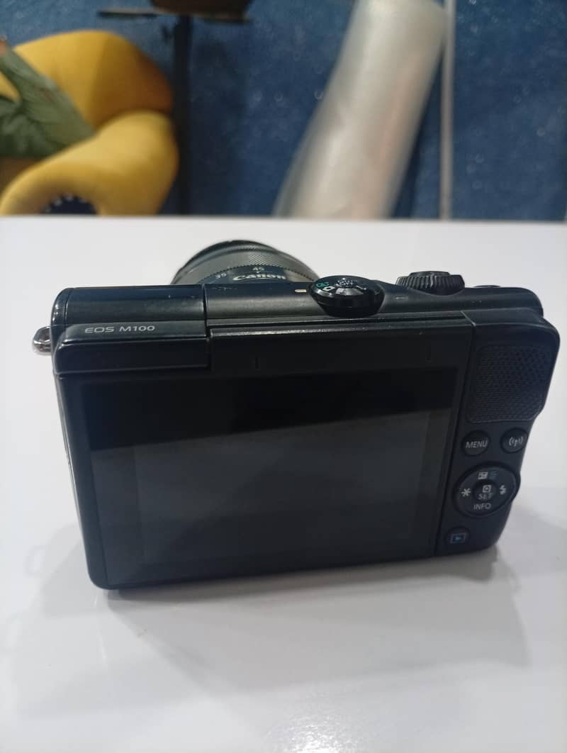Canon M100 3