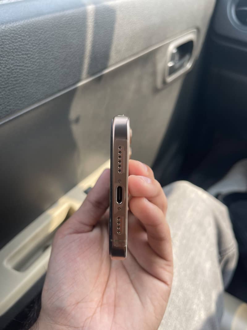 Iphone 16 pro max 6