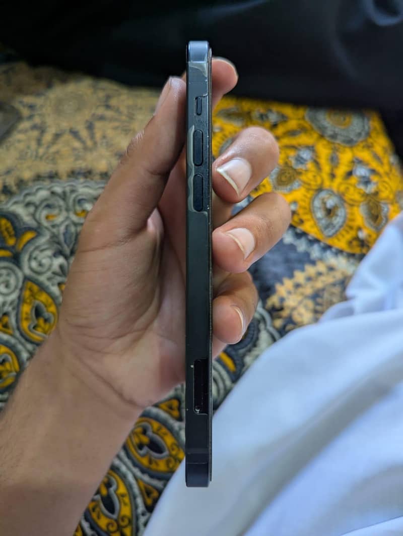 Apple iPhone 12 4