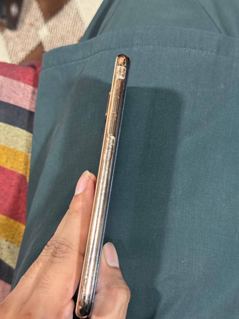 Apple iPhone XS Max 3