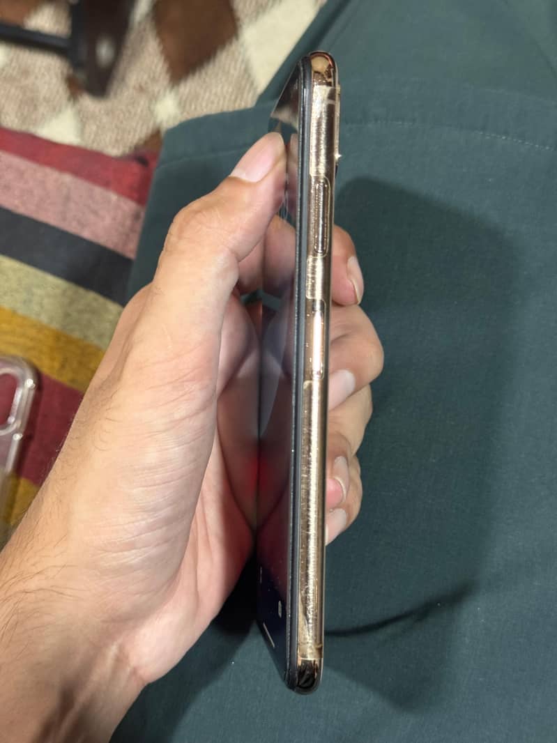 Apple iPhone XS Max 4