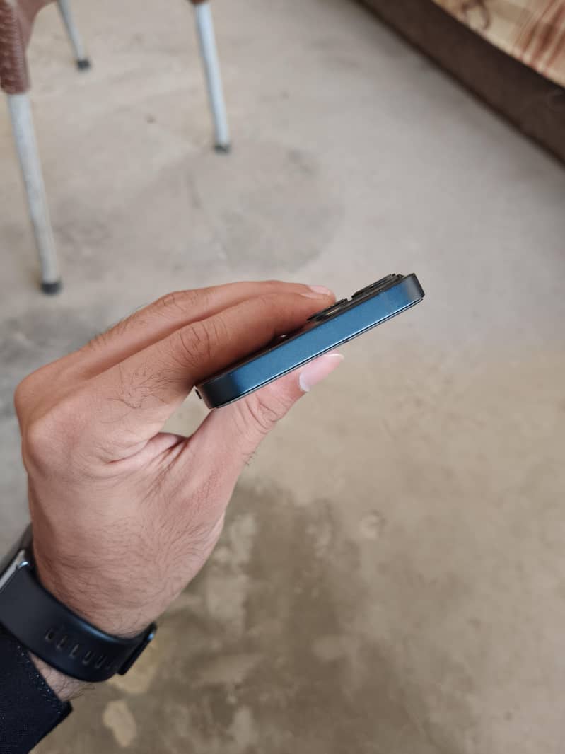 Apple iPhone 13 5