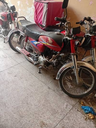 ye moter cycle hay condition achi hay kam koi nahi krwany wala