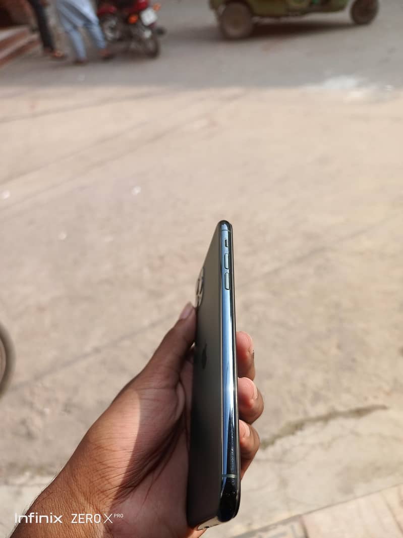 Apple iPhone 11 Pro Max 2