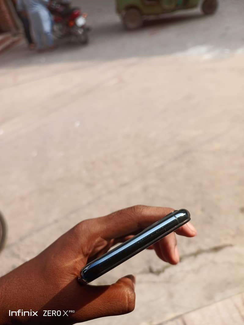 Apple iPhone 11 Pro Max 4