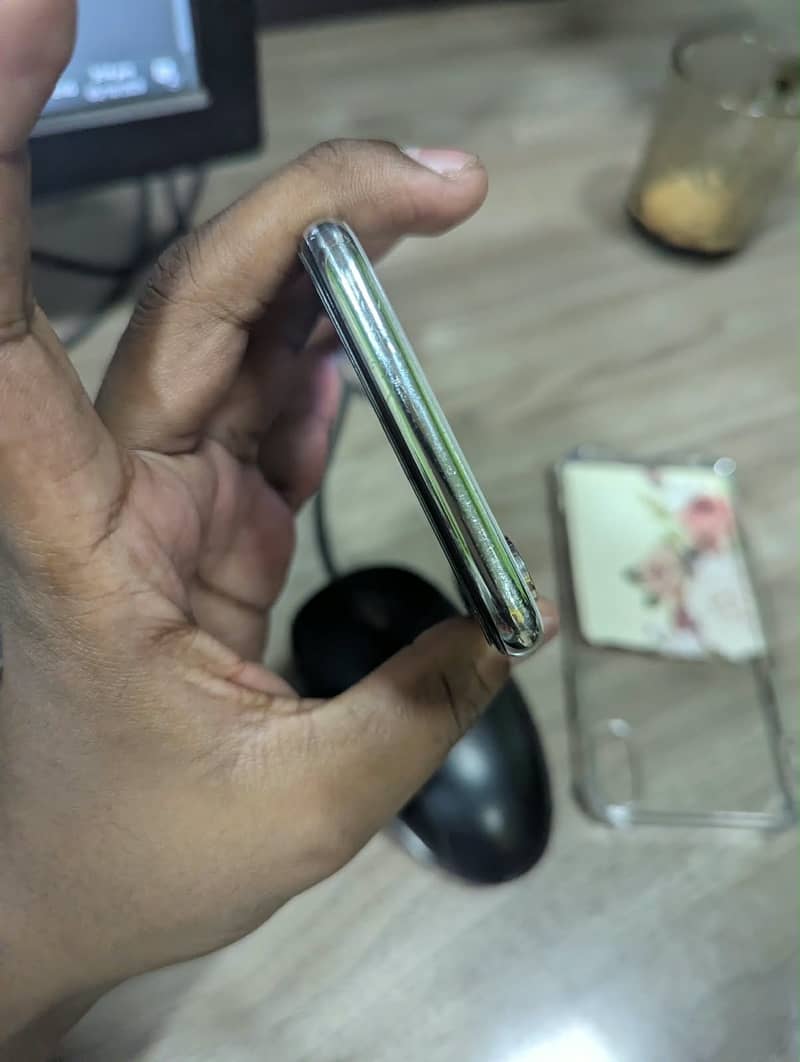 Apple iPhone X 4