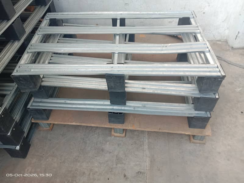 Iron /wooden pallets 0