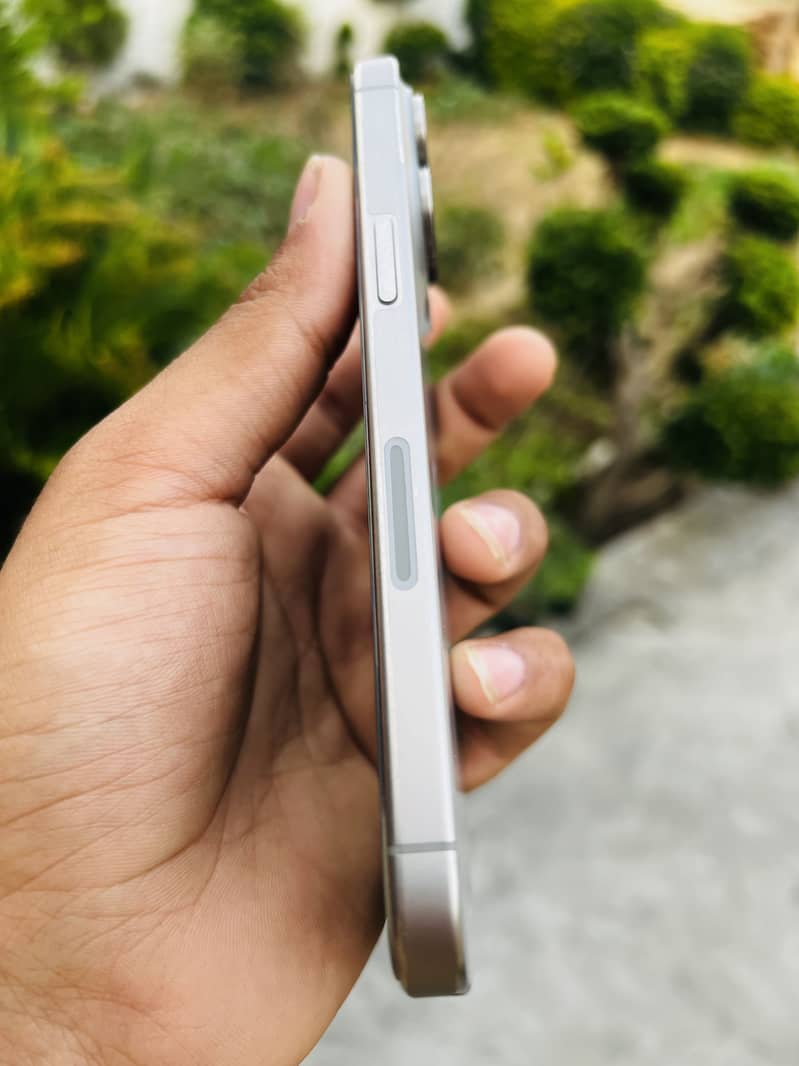 Apple iPhone 15 Pro Max 2