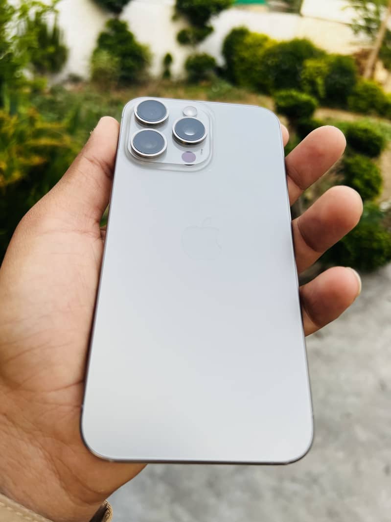 Apple iPhone 15 Pro Max 4