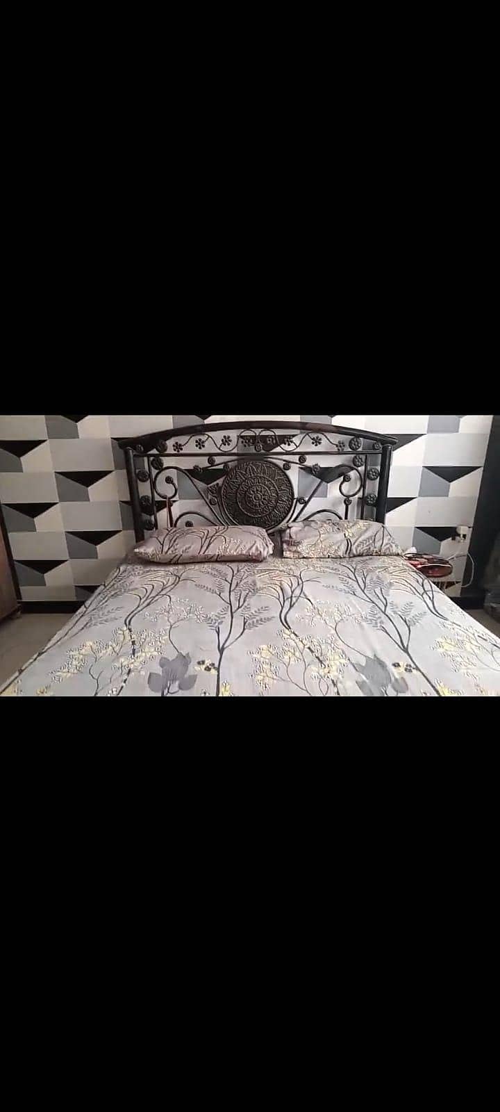 queen size bed 1