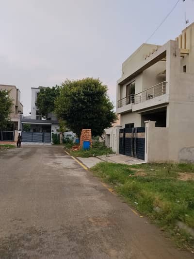 20-Marla Plot Available At Hot Location Near To Park Mosque & At Reasonable Price In New Lahore City Phase 3 Near To Bahria Town