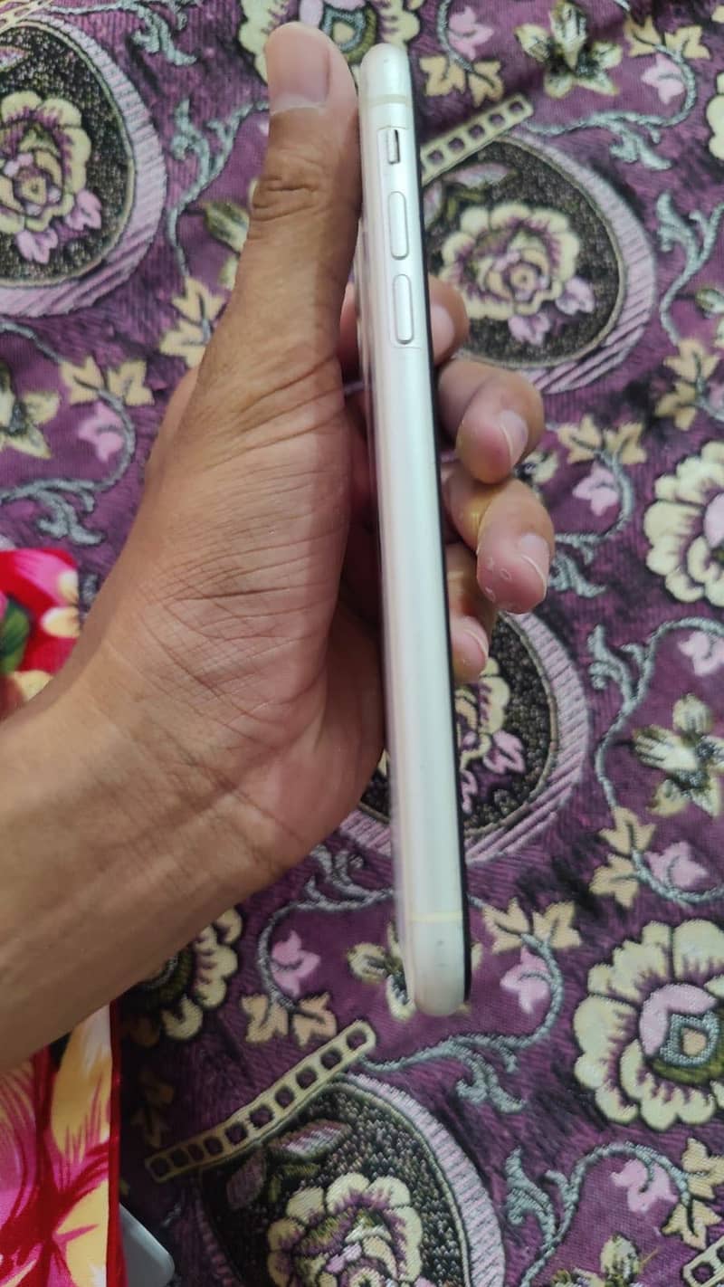 Apple iPhone 11 3