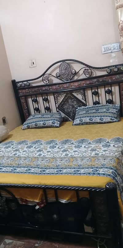 HEAVY AND BEAUTIFUL BLACK IRON KING SIZE BED FOR SALE ( NOT MATTRESS)