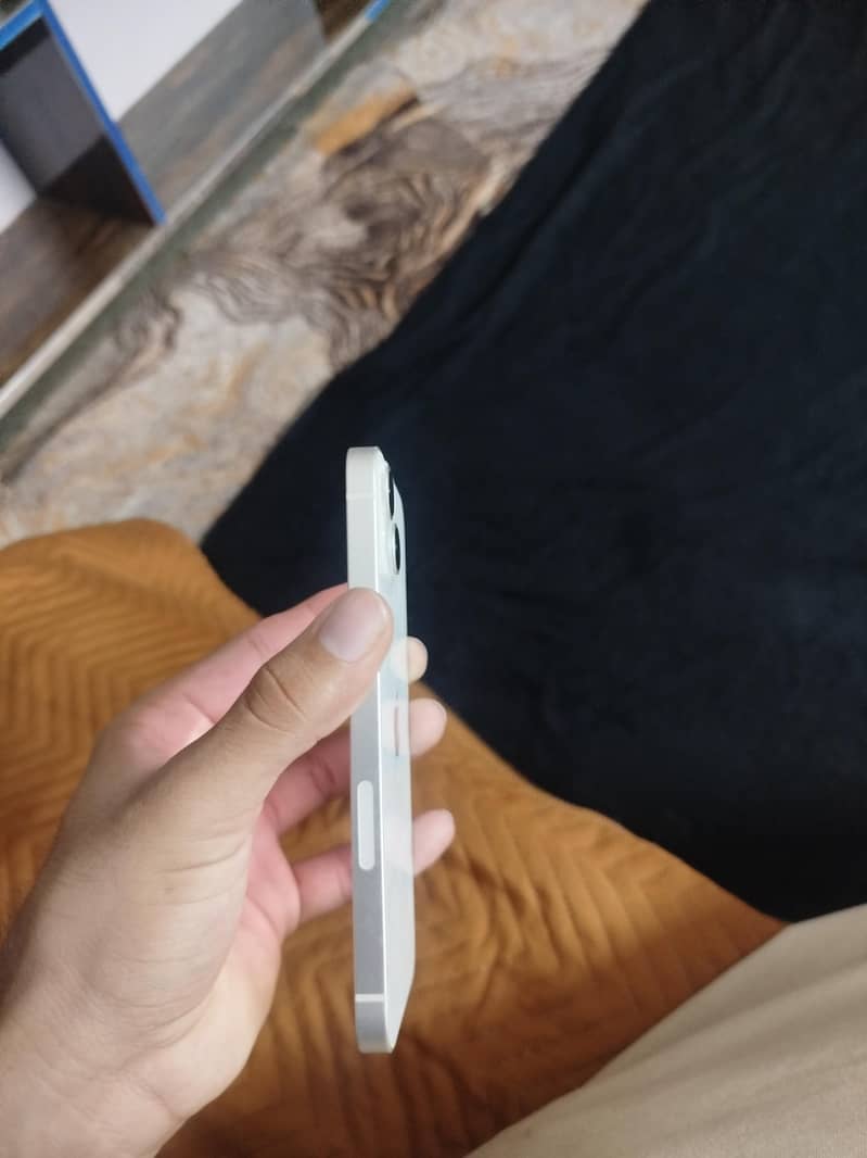 Apple iPhone 13 2