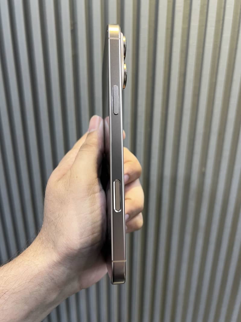 Apple iPhone 16 Pro Max 3