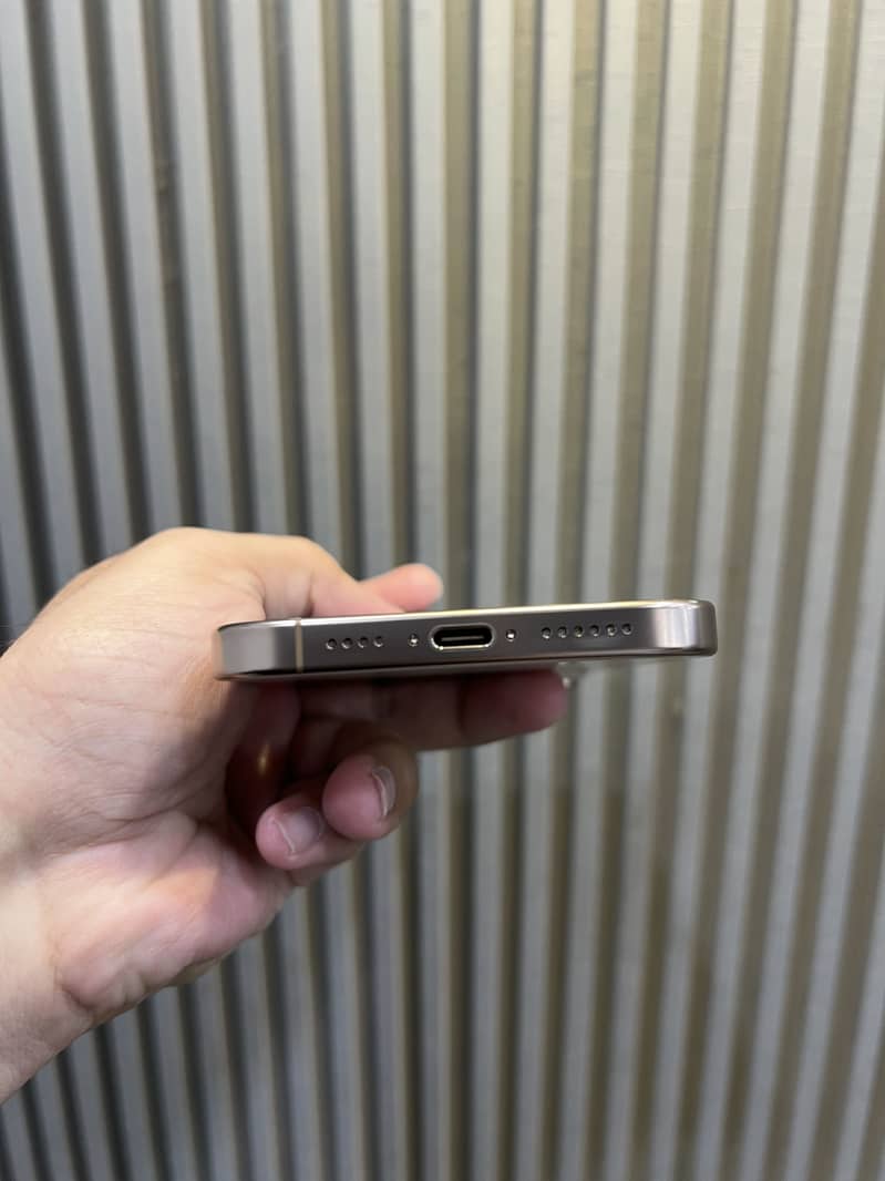 Apple iPhone 16 Pro Max 4