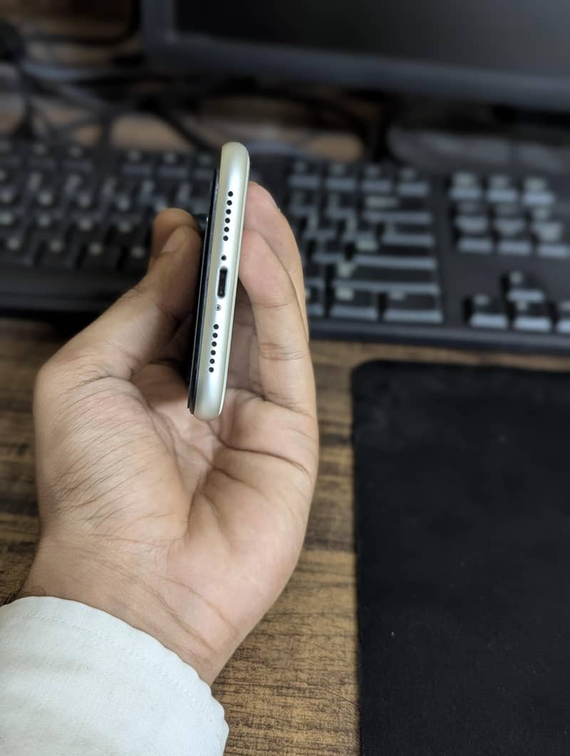 Apple iPhone 11 4
