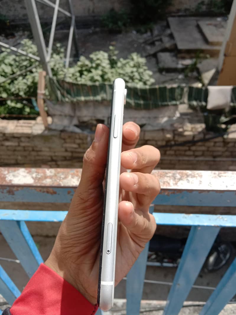 Apple iPhone XR 4