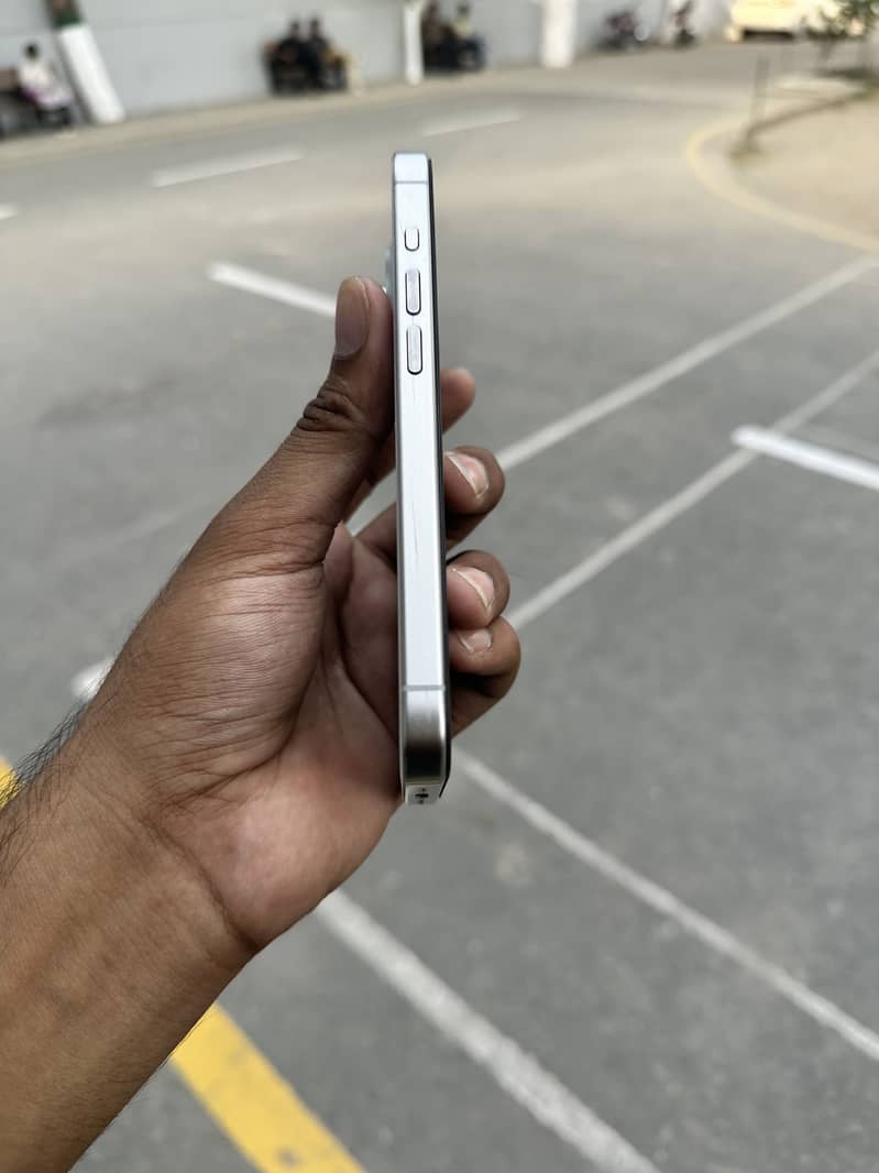 Apple iPhone 15 Pro 3