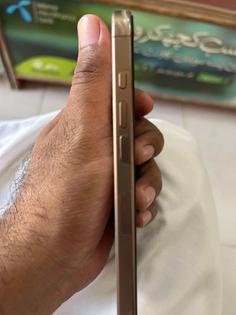 Apple iPhone 16 Pro Max 3