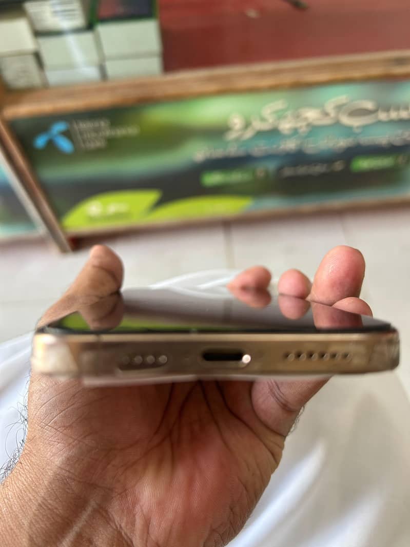 Apple iPhone 16 Pro Max 4