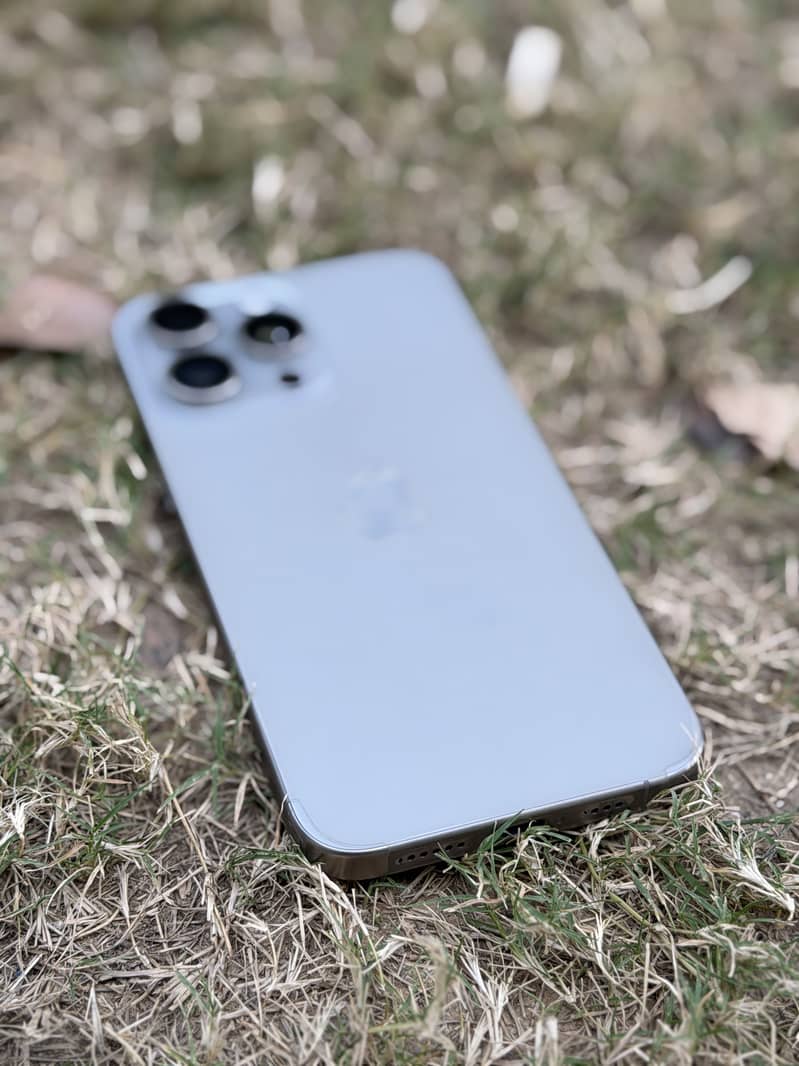 Apple iPhone 15 Pro Max 9