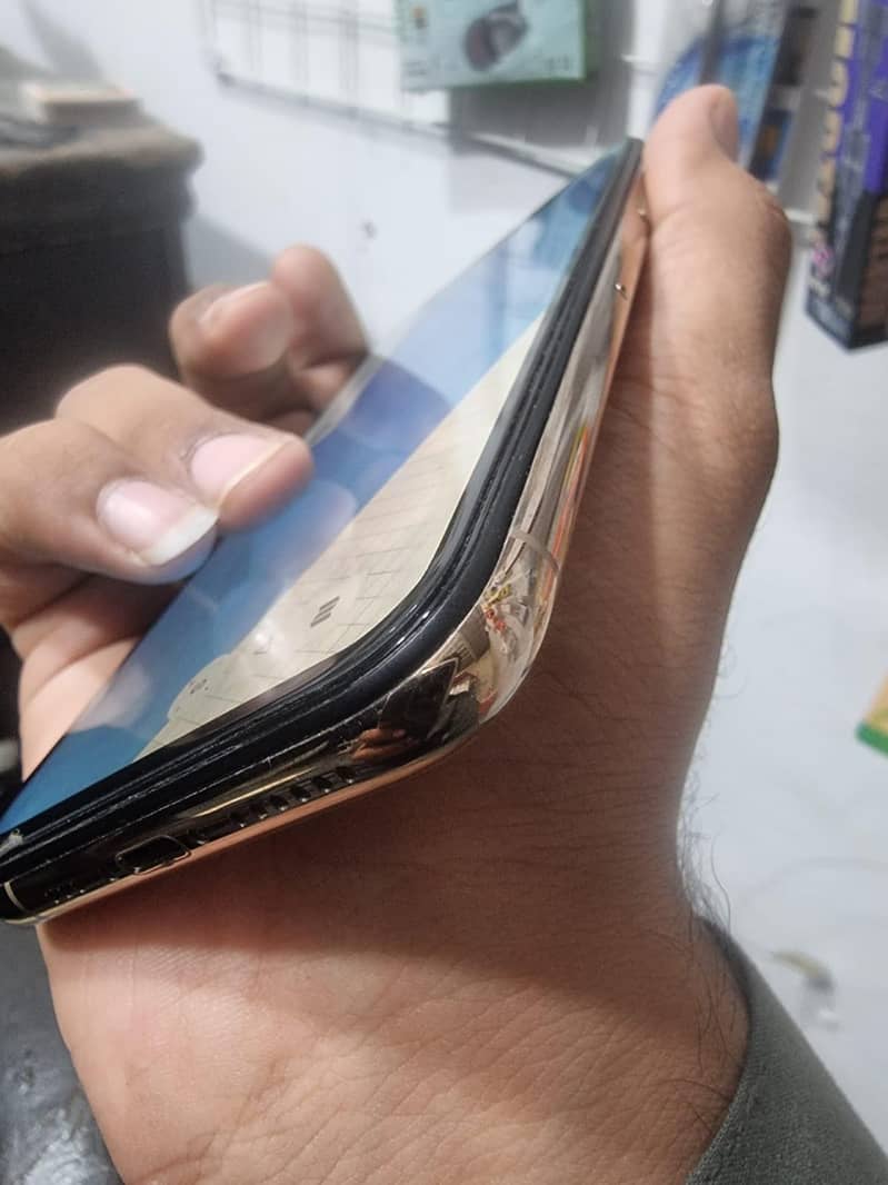 Apple iPhone XS 4